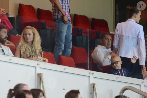 Helena Seger, femme de Zlatan Ibrahimovic et ses enfants Maximilian et Vincent lors du match du PSG contre Bordeaux au Parc des Princes à Paris le 26 août 2012