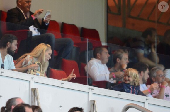 Helena Seger, femme de Zlatan Ibrahimovic et ses enfants Maximilian et Vincent lors du match du PSG contre Bordeaux au Parc des Princes à Paris le 26 août 2012