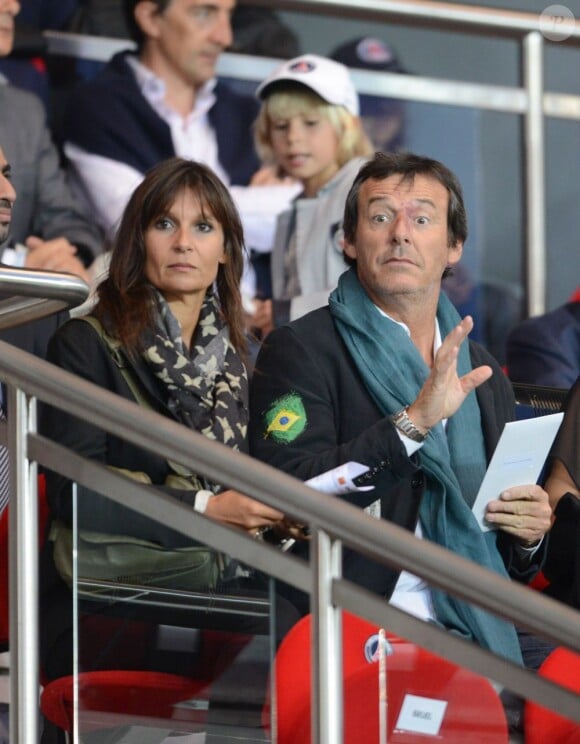 Jean-Luc Reichmann et sa femme Nathalie lors du match du PSG face à Bordeaux le 26 août 2012 à Paris