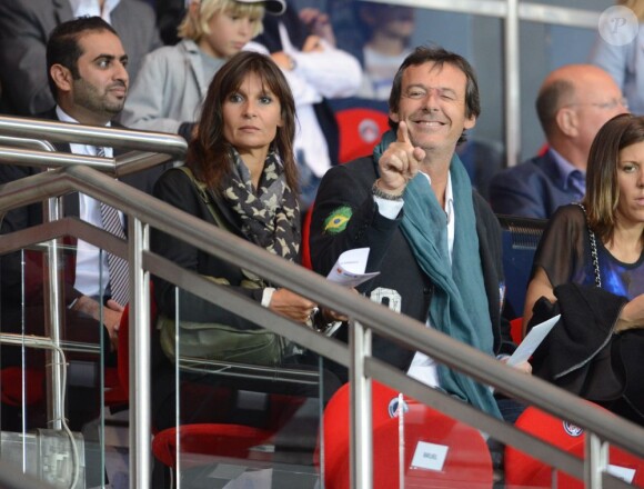 Jean-Luc Reichmann et sa femme Nathalie lors du match du PSG face à Bordeaux le 26 août 2012 à Paris