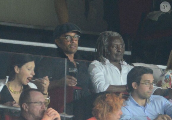 Yannick Noah et son fils Zacharias lors du match entre le Paris-SG et Bordeaux le 26 août 2012 à Paris