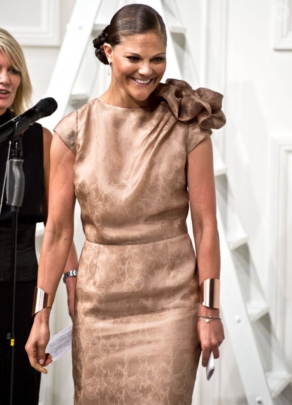 La princesse Victoria de Suède, qui revient après six mois de congé maternité, assurait l'inauguration de la Mercedes Benz Fashion Week de Stockholm le 27 août 2012.