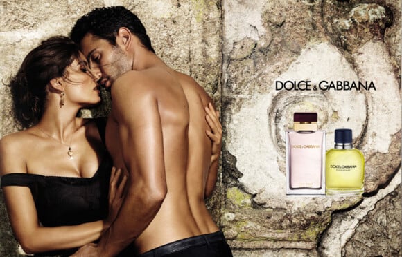 Laetitia Casta flirte allègrement avec Noah Mills pour les parfums Pour Femme et Pour Homme de Dolce & Gabbana.