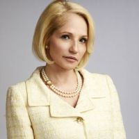 The New Normal : Ellen Barkin répond à la censure et provoque un scandale