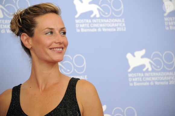La belle Cécile de France lors du photocall du film Superstar lors de la Mostra de Venise le 30 août 2012