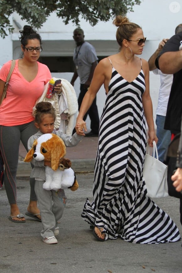 Jennifer Lopez chic et décontractée en maxi robe rayée Wyatt, et sa fille Emme à Miami Beach, le 30 août 2012.