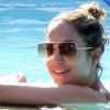Jennifer Lopez, souriante dans la piscine de son hôtel à Miami. Le 30 août 2012.