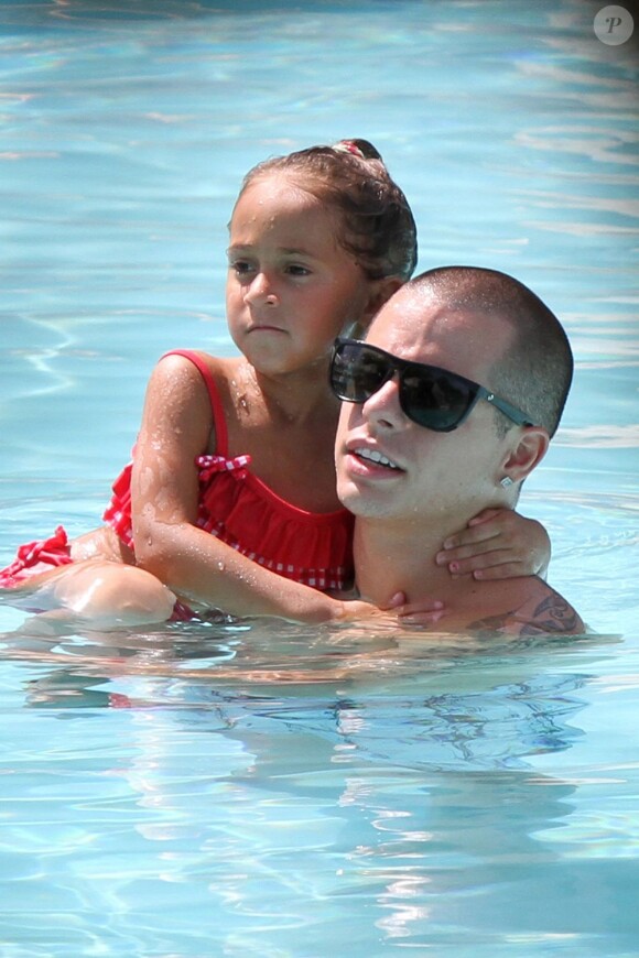 Casper Smart et Emme en pleine séance de barbotage dans une piscine à Miami. Le 30 août 2012.