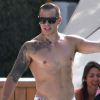 Casper Smart, musclé et tatoué, s'improvise nounou durant une après-midi piscine avec Jennifer Lopez. Miami, le 30 août 2012.