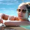 Jennifer Lopez se détend dans la piscine de son hôtel. Miami, le 30 août 2012.