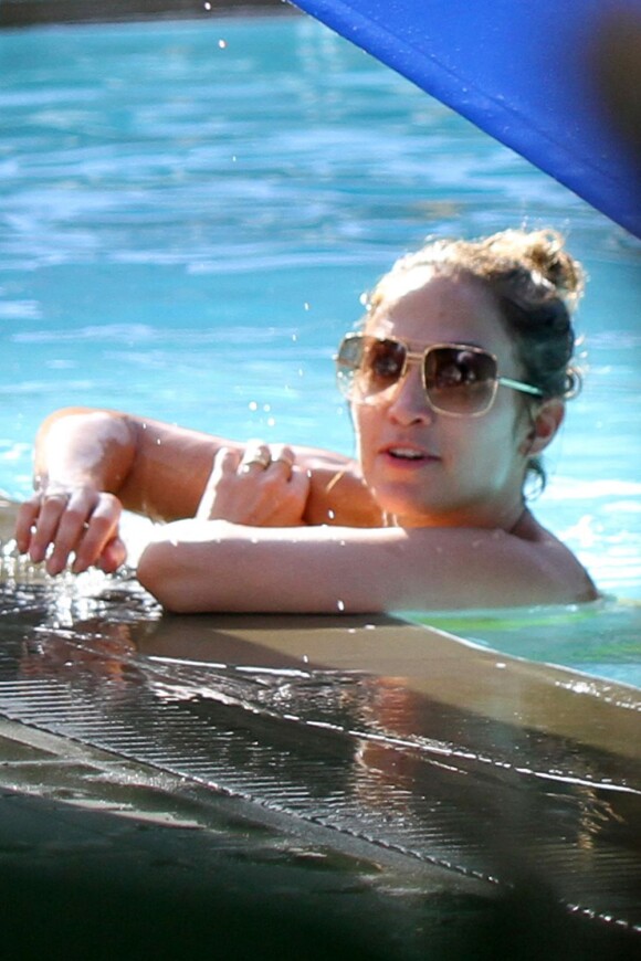 Jennifer Lopez se détend dans la piscine de son hôtel. Miami, le 30 août 2012.