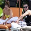 Jennifer Lopez et Casper Smart, en amoureux près d'une piscine à Miami. Le 30 août 2012.