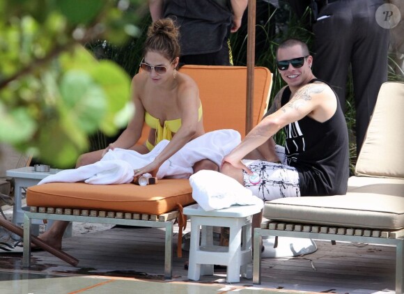 Jennifer Lopez et Casper Smart, en amoureux près d'une piscine à Miami. Le 30 août 2012.