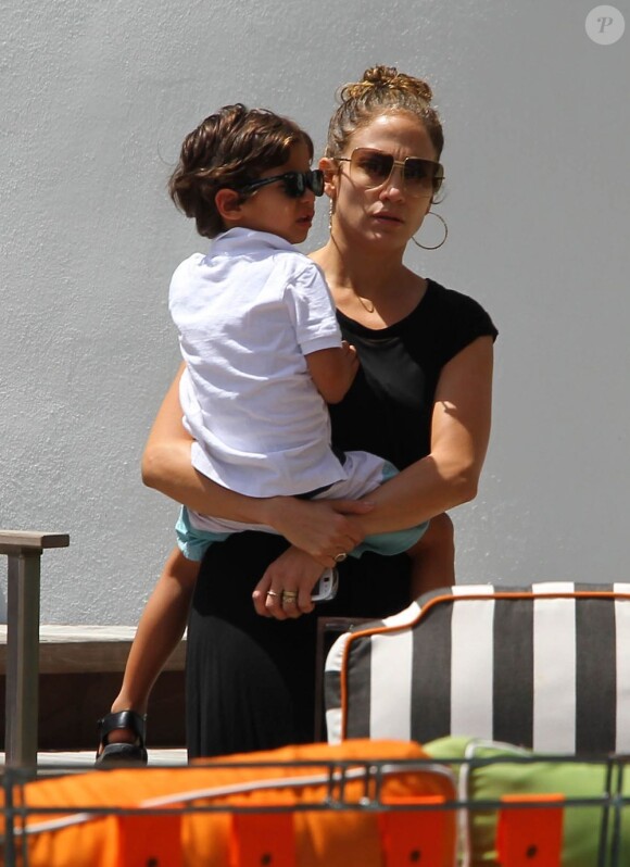 Jennifer Lopez et son fils Max à Miami, le 30 août 2012.