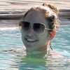 Jennifer Lopez, souriante et apaisée, profite de cette journée de repos en se baignant dans la piscine de son hôtel. Miami, le 30 août 2012.