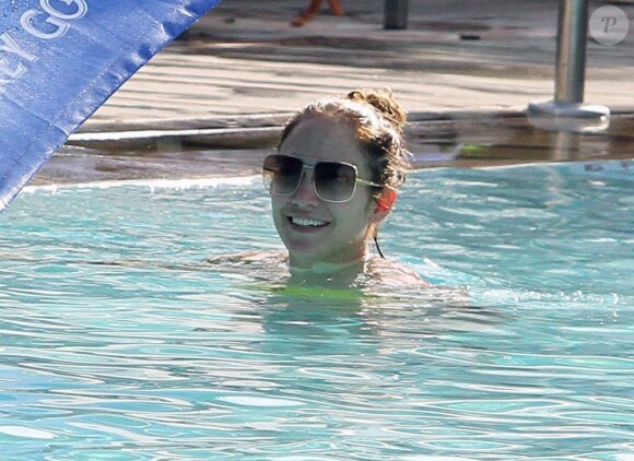 Jennifer Lopez, souriante et apaisée, profite de cette journée de repos en se baignant dans la piscine de son hôtel. Miami, le 30 août 2012.