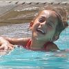 Emme, quatre ans, s'éclate dans la piscine. Miami, le 30 août 2012.