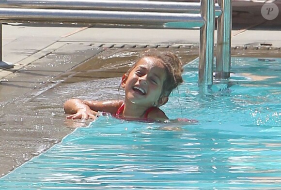 Emme, quatre ans, s'éclate dans la piscine. Miami, le 30 août 2012.
