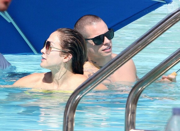 Jennifer Lopez et son amoureux Casper Smart se baignent à Miami, le 30 août 2012.
