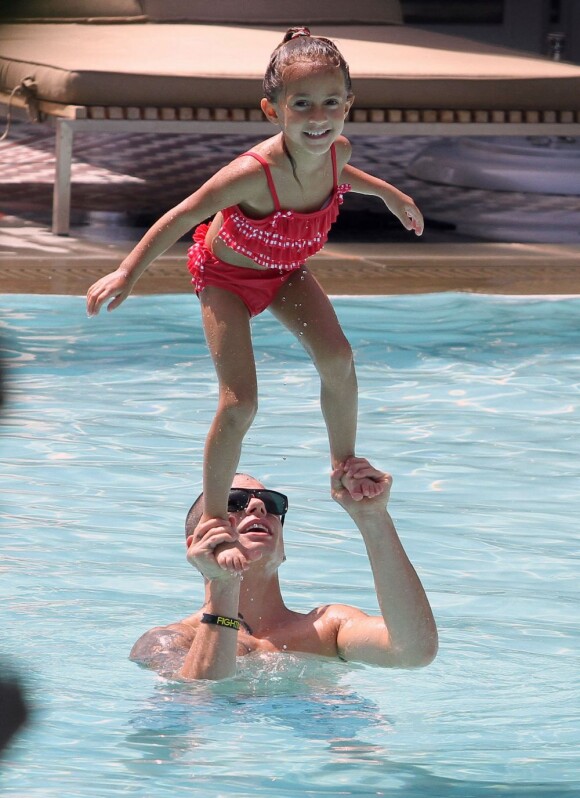 Casper Smart s'amuse dans la piscine avec la petite Emme, quatre ans. Miami, le 30 août 2012.