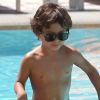 Max joue le Blues Brother en lunettes Ray-Ban Wayfarer près de la piscine. Miami, le 30 août 2012.