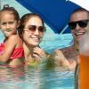 Jennifer Lopez respire le bonheur dans la piscine de son hôtel avec son chéri Casper Smart et sa fille Emme. Miami, le 30 août 2012.