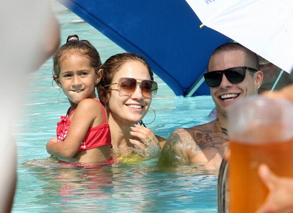 Jennifer Lopez respire le bonheur dans la piscine de son hôtel avec son chéri Casper Smart et sa fille Emme. Miami, le 30 août 2012.