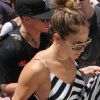 Jennifer Lopez, accompagnée de son chéri Casper Smart, de sa fille Emme et d'une pléiade d'assistants, s'apprête à passer une après-midi détente à Miami. Le 30 août 2012.