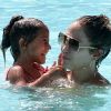 Jennifer Lopez et sa fille Emme profitent d'un moment mère/fille dans la piscine. Miami, le 30 août 2012.