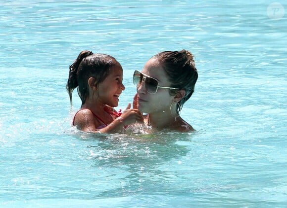 Jennifer Lopez et sa fille Emme profitent d'un moment mère/fille dans la piscine. Miami, le 30 août 2012.