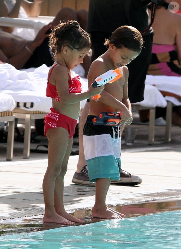 Max et Emme, pistolets à eau à la main à Miami. Le 30 août 2012.