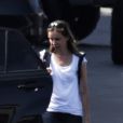  EXCLU : Calista Flockhart sur le tarmac avant son départ en week-end en jet privé avec son mari Harrison Ford et leur fils Liam, à Los Angeles, le 31 août 2012 