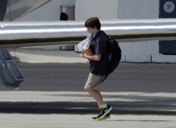 EXCLU : Le petit Liam, fils d'Harrison Ford et Calista Flockhart, part en week-end avec ses parents en jet privé, à Los Angeles, le 31 août 2012