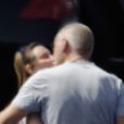  EXCLU : Harrison Ford et Calista Flockhart s'embrassent sur le tarmac de l'aéroport avant de s'envoler en week-end en jet privé avec leur fils Liam, à Los Angeles, le 31 août 2012 