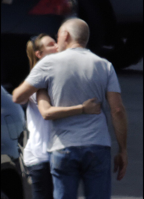 EXCLU : Harrison Ford et Calista Flockhart s'embrassent sur le tarmac de l'aéroport avant de s'envoler en week-end en jet privé avec leur fils Liam, à Los Angeles, le 31 août 2012