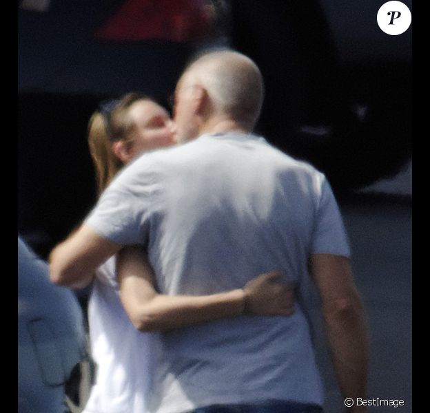 EXCLU : Harrison Ford et Calista Flockhart s'embrassent sur le tarmac de l'aéroport avant de s'envoler en week-end en jet privé avec leur fils Liam, à Los Angeles, le 31 août 2012