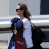 EXCLU : Calista Flockhart sur le tarmac avant son départ en week-end en jet privé avec son mari Harrison Ford et leur fils Liam, à Los Angeles, le 31 août 2012