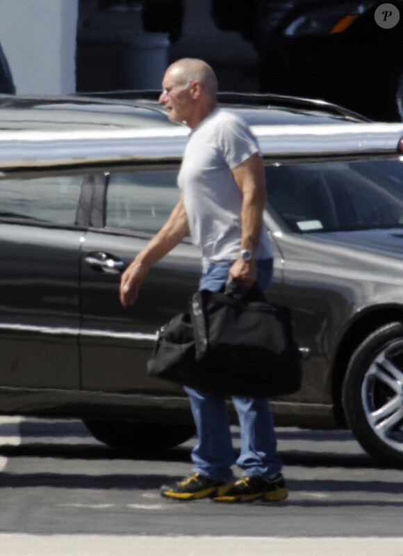 EXCLU : Harrison Ford s'occupe de tout avant de s'envoler en week-end en jet privé avec sa Calista Flockhart et leur fils Liam, à Los Angeles, le 31 août 2012