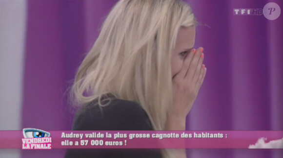 Audrey, émue aux larmes, réalise qu'elle vient de remporter plus de 57 000 euros (Secret Story 6 - quotidienne du samedi 1er septembre 2012).