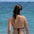 Exclu - Olivia Wilde, habillée d'un bikini noir, expose sa jolie plastique sur une plage de Wilmington en Caroline du Nord. Le 22 août 2012.
