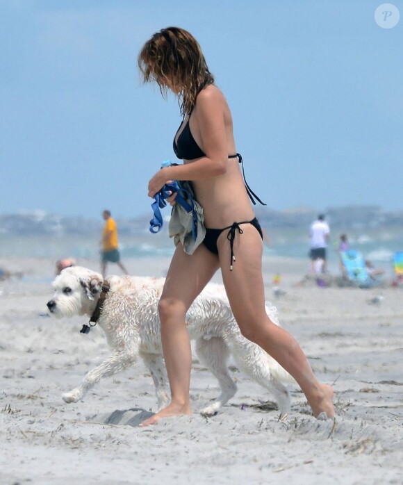 Exclu - Olivia Wilde en bikini et avec son chien sur une plage de Wilmington en Caroline du Nord. Le 22 août 2012.