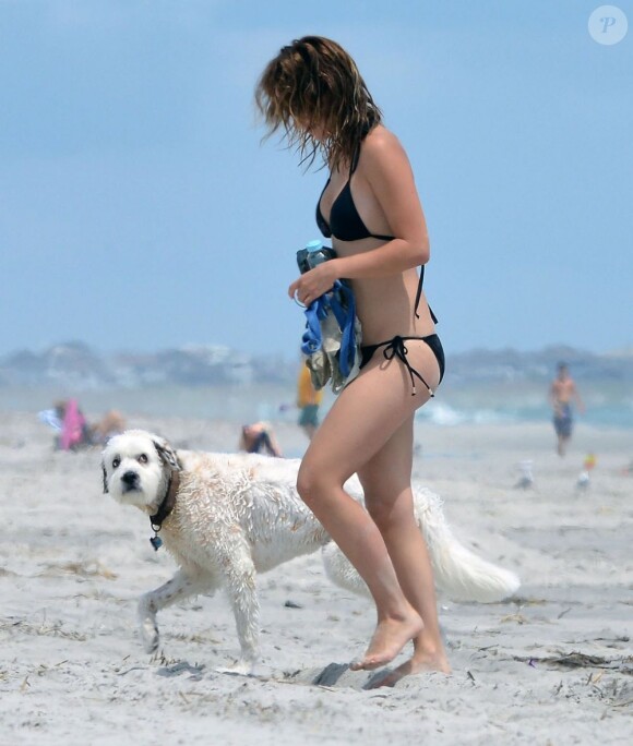 Exclu - Olivia Wilde en bikini et avec son chien sur une plage de Wilmington en Caroline du Nord. Le 22 août 2012.
