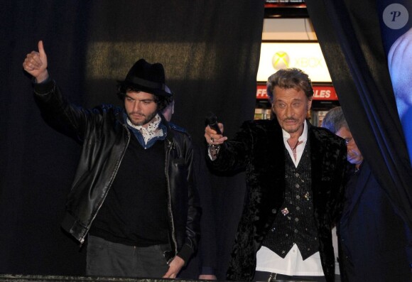 Matthieu Chedid et Johnny Hallyday à Paris, le 27 mars 2011.