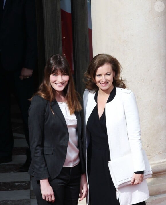 Valérie Trierweiler et Carla Bruni lors de la passation de pouvoir à l'Elysée, le 15 mai 2012.