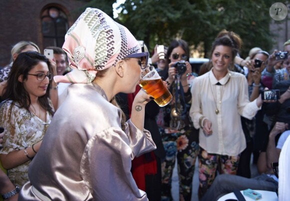 Exclu : Lady Gaga s'offre une petite bière en terrasse, c'est rapidement l'émeute, à Copenhague, le 3 septembre 2012.