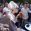 Exclu : Lady Gaga s'offre une petite bière en terrasse, c'est rapidement l'émeute, à Copenhague, le 3 septembre 2012.