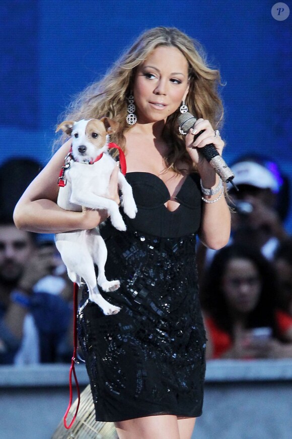 Mariah Carey, diva sexy et tendre avec un Jack Russell, donne en chanson le coup d'envoi de la saison 2012 de la NFL. New York, le 5 septembre 2012.
