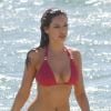 Kelly Brook, sublime en bikini, sur une plage paradisiaque, le 29 avril 2010.