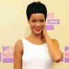 Rihanna, habillée d'une robe Adam Selman et de sandales Manolo Blahnik, illuminait le Staples Center pour assister aux MTV Video Music Awards 2012. Los Angeles, le 6 septembre 2012.