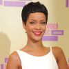 Rihanna, tout sourire sur le tapis rouge des MTV Video Music Awards 2012. Los Angeles, le 6 septembre 2012.